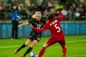 Betsy Hassett cố gắng vượt qua hậu vệ Hoàng Thị Loan (Việt Nam)