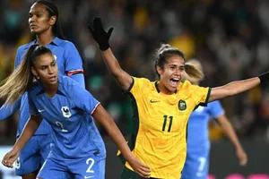 Mary Fowler (11) ăn mừng bàn thắng vào lưới tuyển Pháp