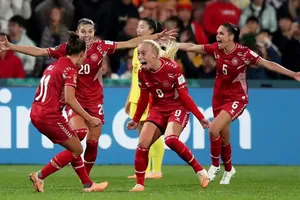 Amalie Vangsgaard (9) ăn mừng bàn thắng