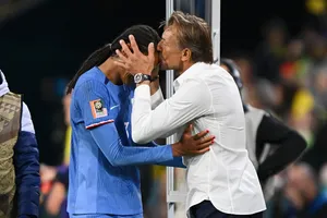 HLV Herve Renard ăn mừng chiến thắng cùng đội trưởng Wendie Renard