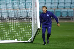 HLV Herve Renard trên sân tập