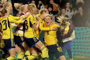 Các cầu thủ Thụy Điển ăn mừng chiến thằng cùng người hùng Lina Hurtig