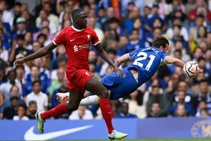 Trung vệ Ibrahima Konate tranh bóng với Ben Chilwell (Chelsea)