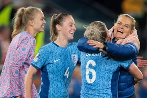 HLV Sarina Wiegman ăn mừng cùng các cầu thủ tuyển Anh