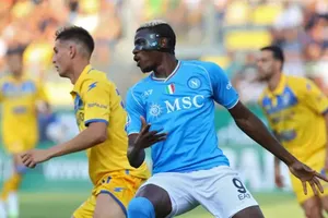 Victor Osimhen ghi hai bàn trận mở màn