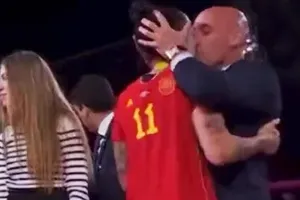 Luis Rubiales bất chợt ôm hôn lên môi Jenni Hermoso