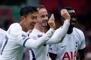 James Maddison và Son Heung-min ăn mừng kiểu phóng phi tiêu
