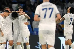 Lazio ăn mừng chiến thắng trên sân Napoli