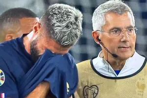 Olivier Girous đã khóc khi rời sân