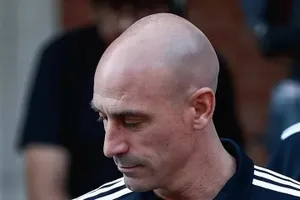 Thẩm phán phê chuẩn vụ kiện chống lại Luis Rubiales vì tội tấn công và ép buộc tình dục