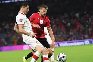 Robert Lewandowski (trái, Ba Lan) bất lực trước hàng thủ Albania