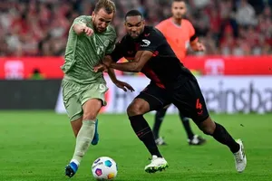 Harry Kane đột phá qua hậu vệ Leverkusen