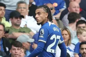 Malo Gusto lãnh thẻ đỏ khiến Chelsea thất thế trước Aston Villa