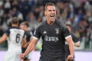 Arkadiusz Milik ăn mừng bàn thắng