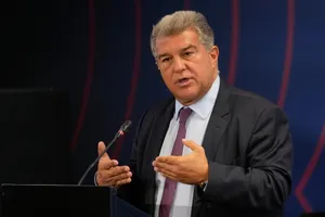 Chủ tịch Barca Juan Laporta sẽ đối mặt với cuộc khủng hoảng mới