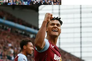 Ollie Watkins ăn mừng hat-trick ở Villa Park