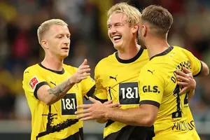 Reus (trái) ăn mừng chiến thắng trên sân Hoffenheim