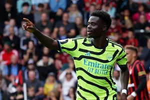 Saka ăn mừng bàn thắng mở tỷ số