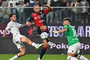 Pha cứu thua của thủ môn Olivier Giroud