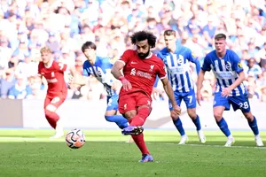 Mo Salah sút thắng của 11m để ghi dấu ấn với 144 bàn ở Premier League