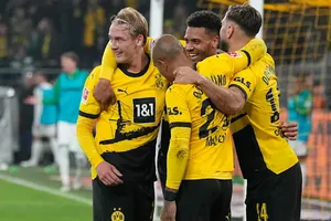 Julian Brandt (trái) ăn mừng bàn thắng trước Bremen