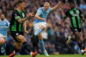 Erling Haaland kết thúc cơn khô hạn bằng cú sút xa tuyệt đẹp