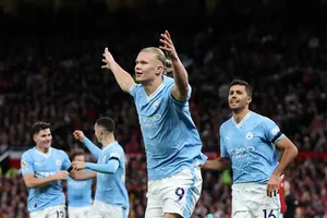 Erling Haaland ăn mừng chiến thắng ở Old Trafford