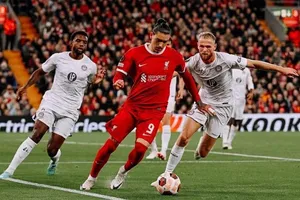 Darwin Nunez đi bóng trước hàng thủ Toulouse