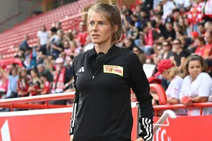 Marie-Louise Eta đang khởi đầu sự nghiệp cầm quân ở giải nam