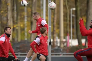 Bốn hậu vệ Cologne rèn luyện không chiến để đối đầu với Harry Kane