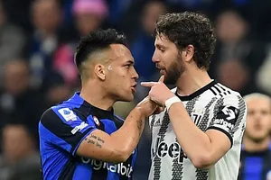 Lautaro Martinez (Inter Milan) và Manuel Locatelli (Juventus) trong lần đụng độ mùa trước