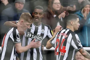 Alexander Isak (giữa) mở tỷ số cho Newcastle