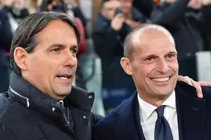 HLV Simone Inzaghi (trái) và Max Allegri hài lòng với kết quả trận derby Italia