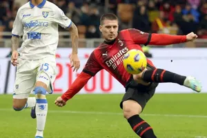 Luka Jovic bắt vô lê ghi bàn đầu tiên cho Milan