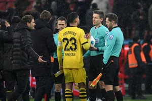 HLV Edin Terzic tranh cãi với trọng tài Daniel Siebert