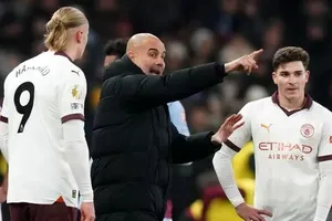 Pep Guardiola chỉ đạo các học trò trên sân Villa Park
