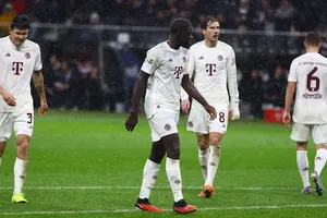 Các cầu thủ Bayern thất vọng sau trận thua tan tác trên sân khách