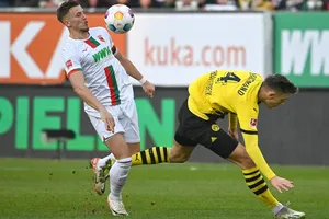 Pha té ngã vô duyên của trung vệ Nico Schlotterbeck khiến Dortmund bị thủng lưới trước