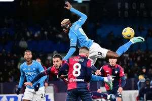 Victor Osimhen bật cao đánh đầu mở tỷ số