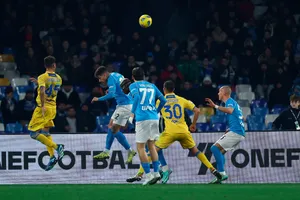 Frosinone bất ngờ mở tỷ số sau quả phạt góc phút 65