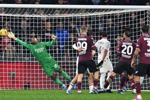 Thủ môn Mike Maignan có đ6én 4 pha cứu nguy cho AC Milan