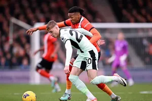 Cole Palmer tòa sáng với cú đúp trên sân khách