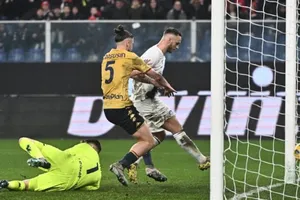 Marko Arnautovic (áo trắng) đã ghi được bàn đầu tiên cho Inter