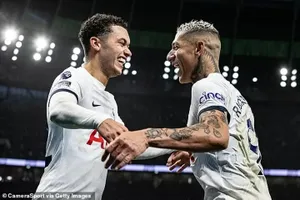 Brennan Johnson ăn mừng chiến thắng cùng Richarlison