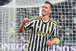 Arkadiusz Milik lần đầu tiên ghi hattrick cho Juventus