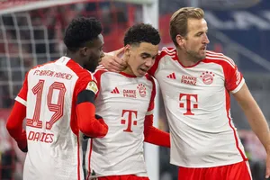 Jamal Musiala (giữa), Harry Kane và Alphonse Davies ăn mừng chiến thắng