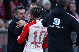 HLV Nenad Bjelica của Union Berlin nhận thẻ đỏ vì đấm vào mặt Leroy Sane