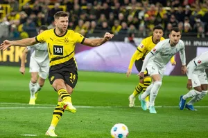 Niklas Fullkrug đánh lừa thủ môn, ghi bàn từ chấm 11m