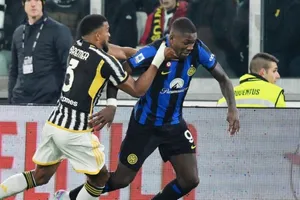 Marcus Thuram (Inter Milan) bứt phá qua Gleison Bremer (Juventus)