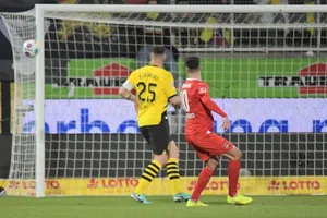 Pha dứt điểm chệch khung thành Borussia Dortmund của Tim Kleindienst